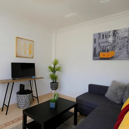 Monis Place-modern With Sunny Balcony Appartement
