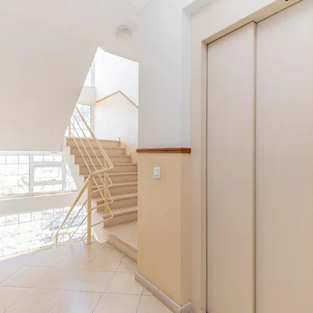 Monis Place-modern With Sunny Balcony *