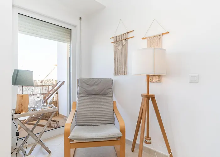 Monis Place-modern With Sunny Balcony