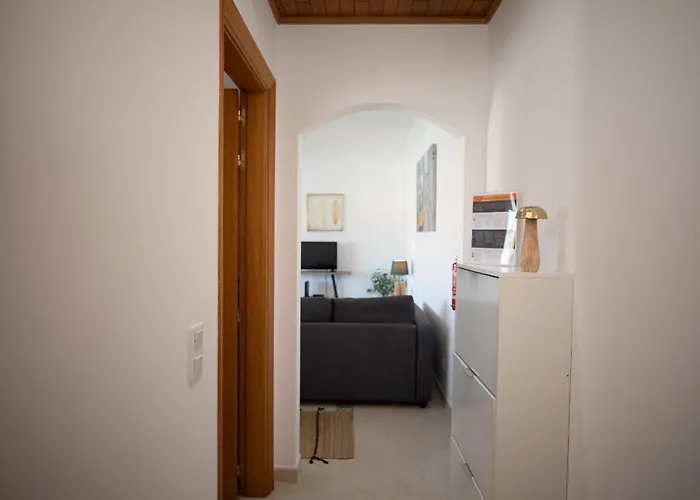 Monis Place-modern With Sunny Balcony *