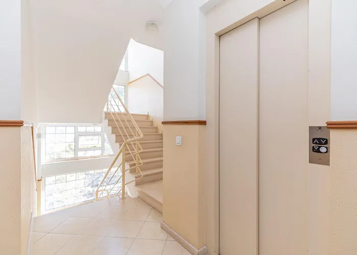 Monis Place-modern With Sunny Balcony *