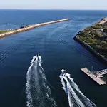 Monis Place-modern With Sunny Balcony