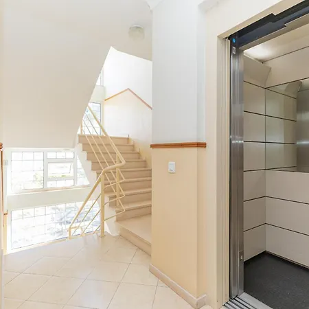 Monis Place-modern With Sunny Balcony *