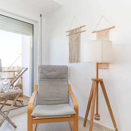 Monis Place-modern With Sunny Balcony