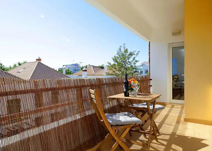 Monis Place-modern With Sunny Balcony Apartment *