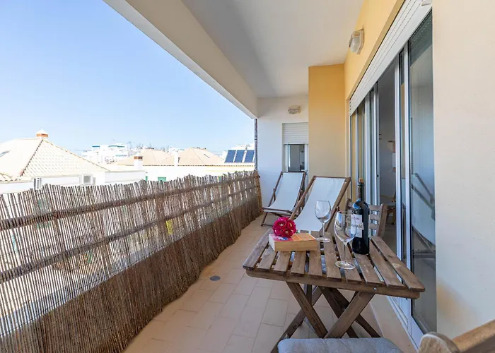 Monis Place-modern With Sunny Balcony Apartment
